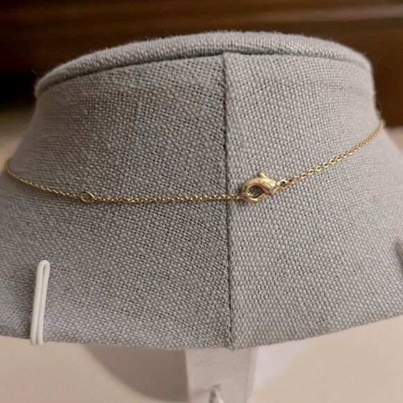 Gold finished pineapple necklace - Picture 3 of 7